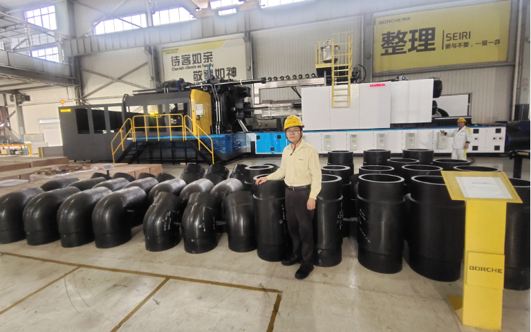 創(chuàng)新 大膽 突破！博創(chuàng)超大型二板式4000噸注塑機(jī)實現(xiàn)特大型PE管件一次成型并成功出口澳大利亞